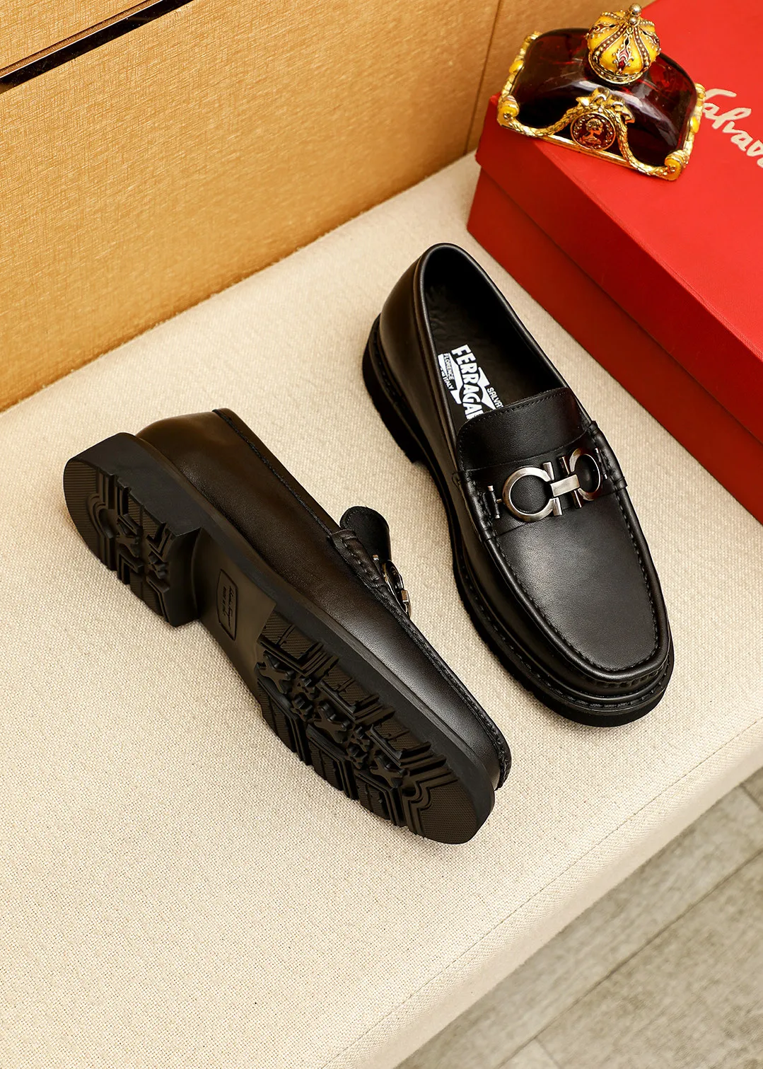 Men's shoes 💰520 💐 Product trademark: Ferragamo "Ferragamo" casual leather shoes Regular size: 38-44 (45.46🉑️customized) Product materials: Selected imported first-layer calfskin upper + original hardware buckle, imported water-dyed cow leather lining. Strong three-dimensional visual effect, original outsole color: 2 colors available